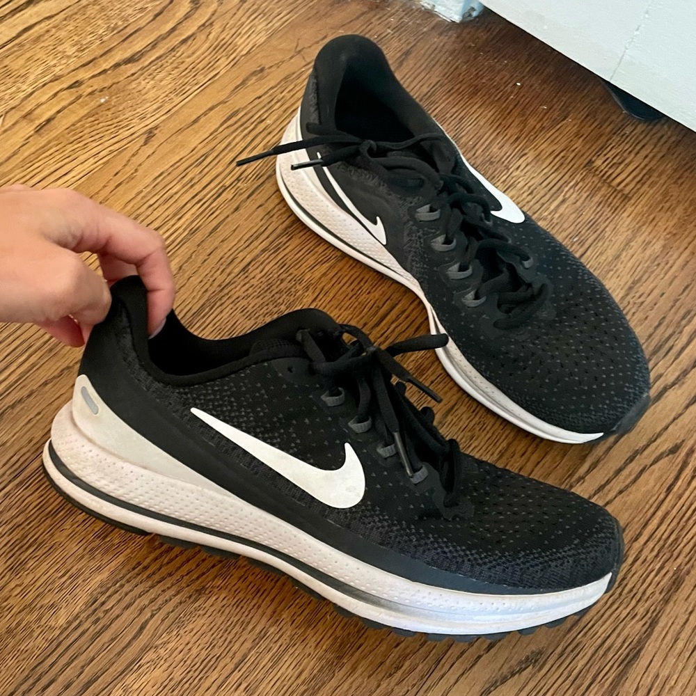 Black Nike Zoom tennis shoe